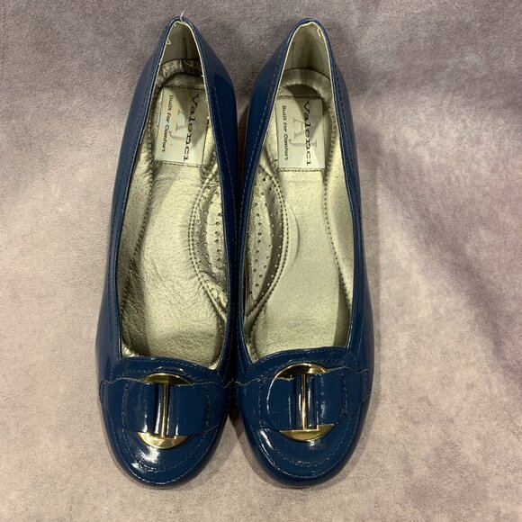 AJ Valenci Flats - Picture 2 of 8